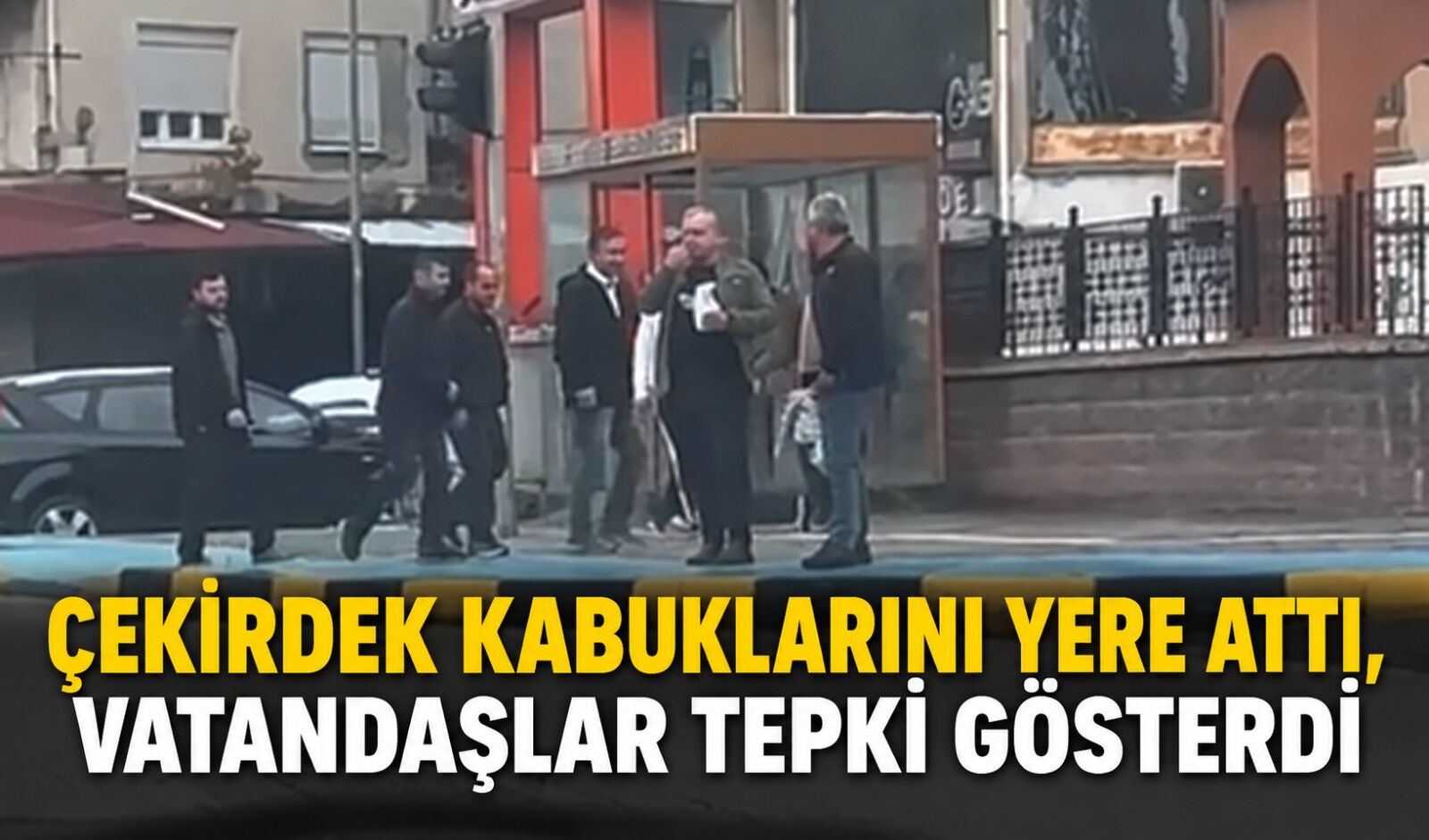 Çekirdek kabuklarını yere attı, vatandaşlar tepki gösterdi