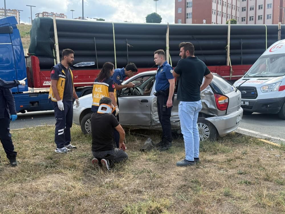 Otomobil ile hafif ticari araç çarpıştı: 3 yaralı