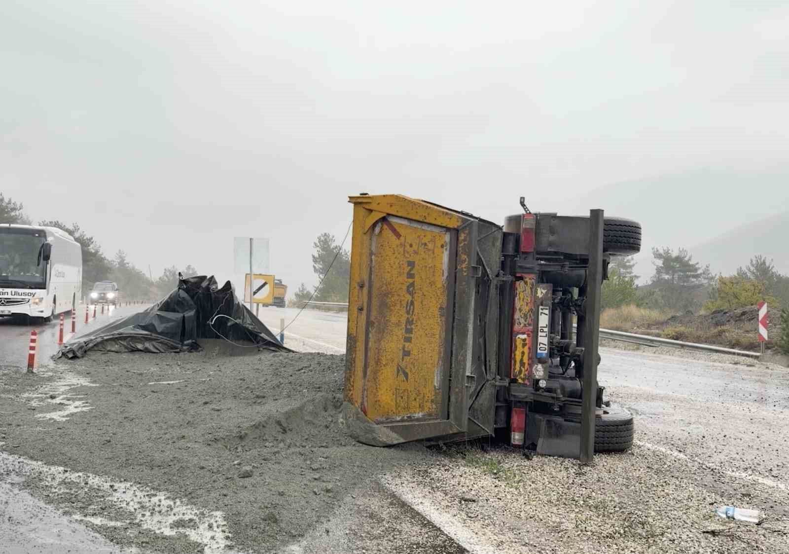 Devrilen hafriyat kamyonunun sürücüsü yaralandı