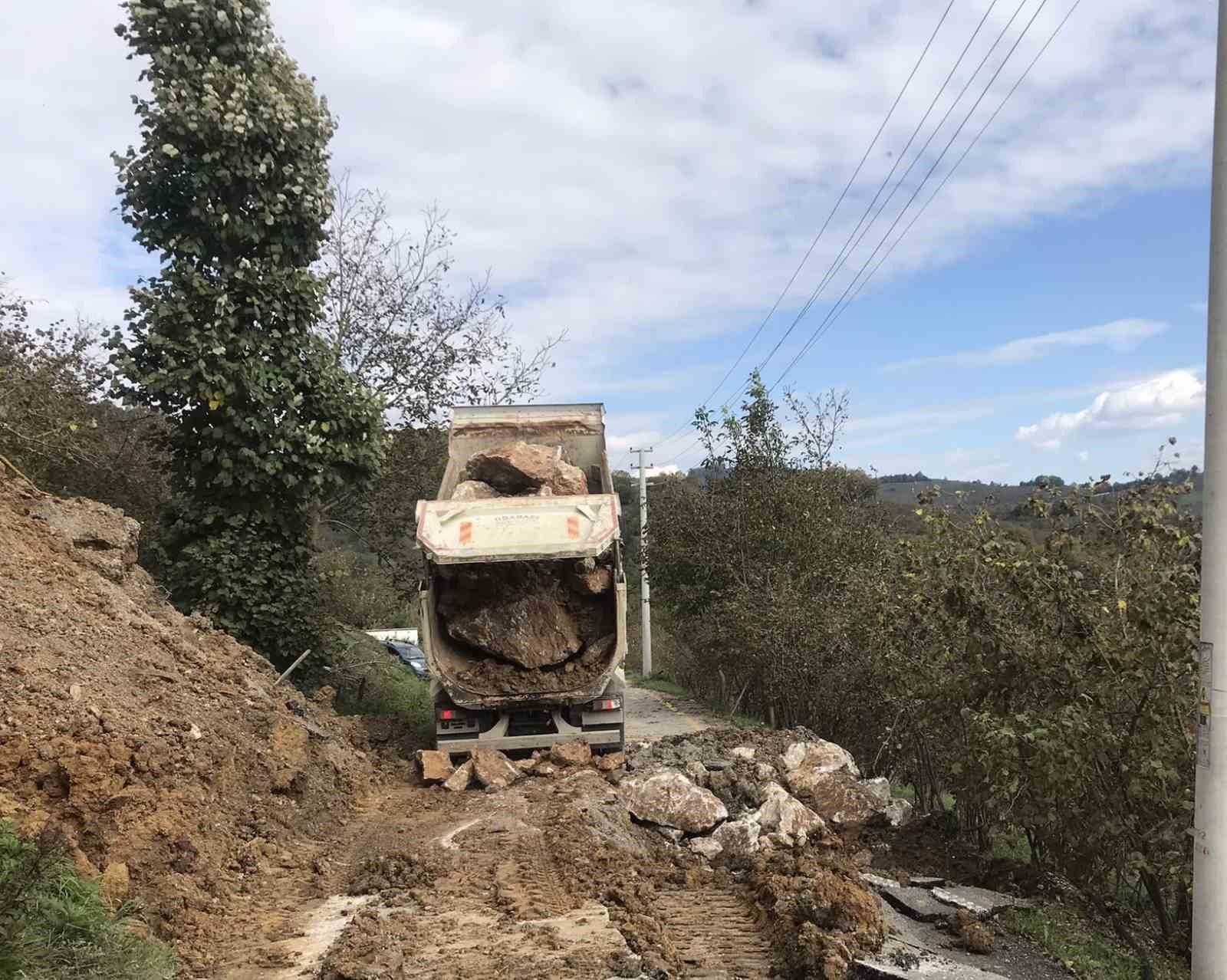 Kayan köy yoluna müdahale edildi