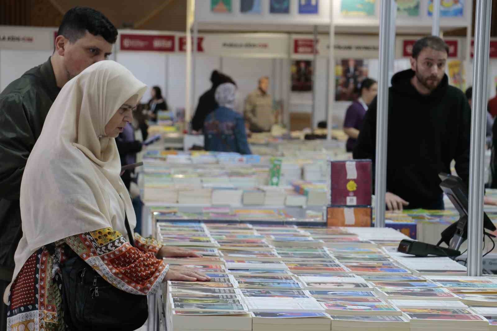 Kitap fuarı kapılarını açtı: Her yaştan okur fuarda