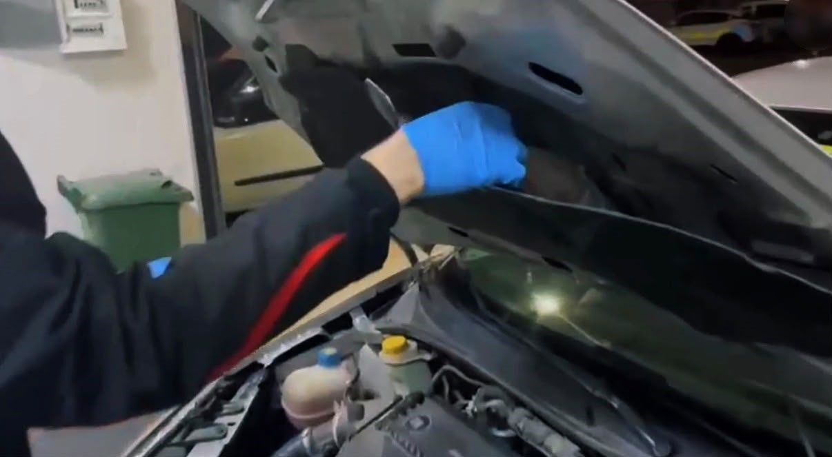 Otomobilin kaputundan uy*şturucu, cüzdandan altınlar çıktı